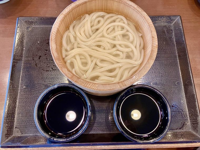 奥釜揚げうどん、左手前つゆだれ、右手前出汁サーバーの出汁