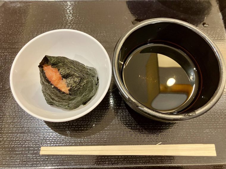 左に明太子おにぎり、右に器に入った出汁サーバーの出汁