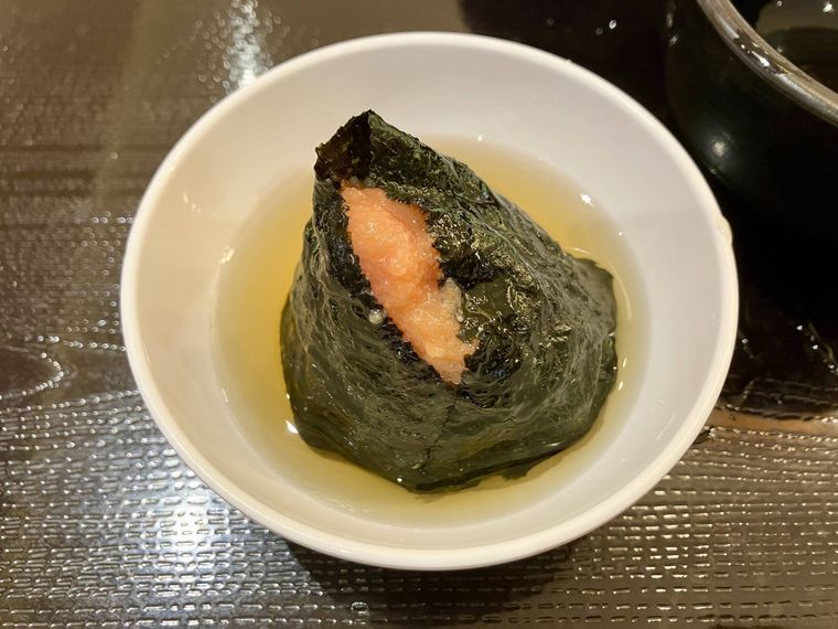 明太子おにぎりに出汁が入っている