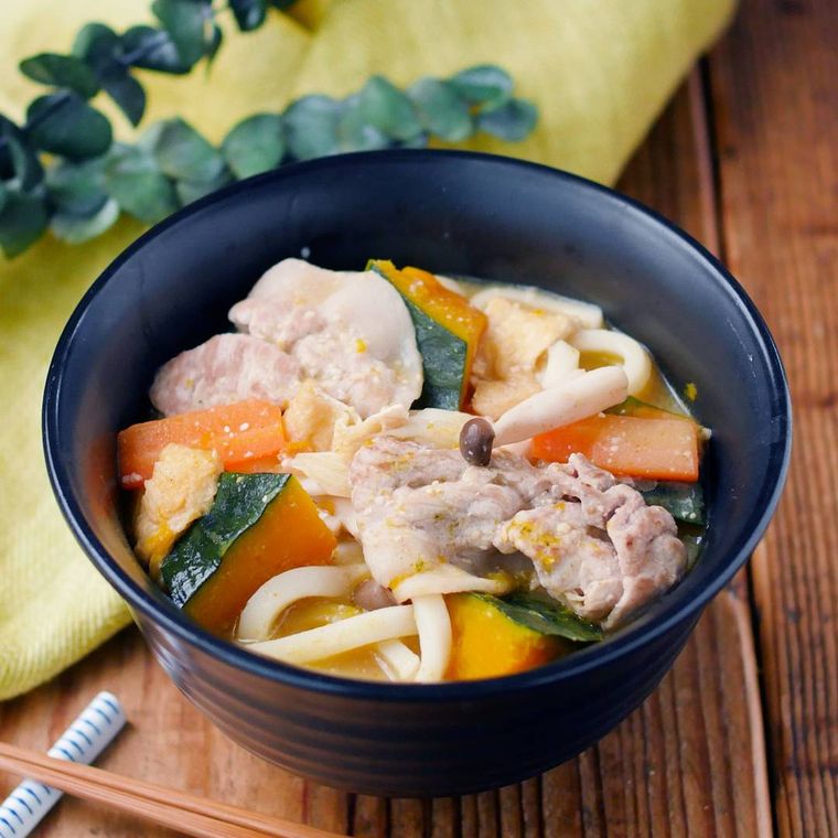 藍色の器に入った豚こま肉とかぼちゃのみそうどん