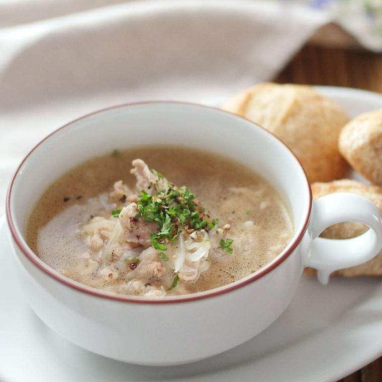 白い器に入った豚こま肉と玉ねぎのスープ