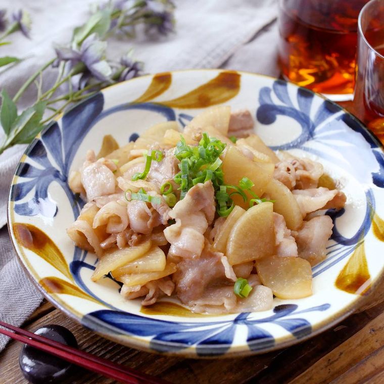柄の入った皿に盛られた豚バラ肉と大根のポン酢しょうゆ炒め