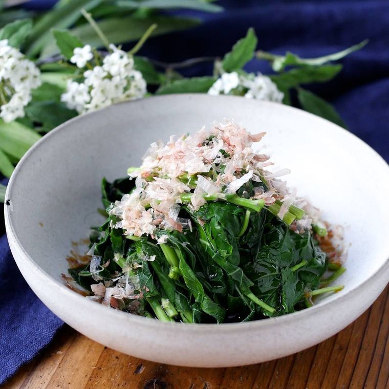 白色の深皿に盛られたモロヘイヤのおひたし