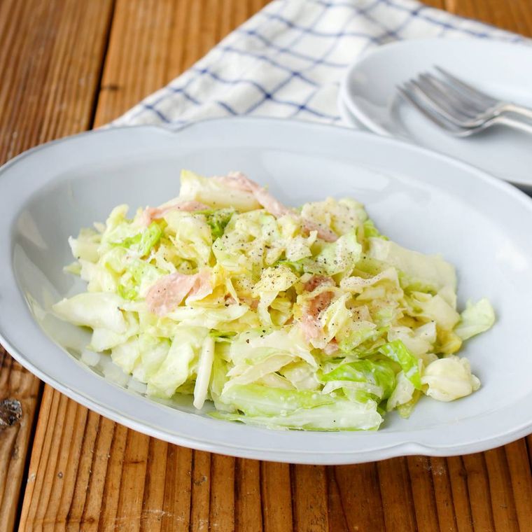 オーバルの皿にキャベツサラダが乗っている