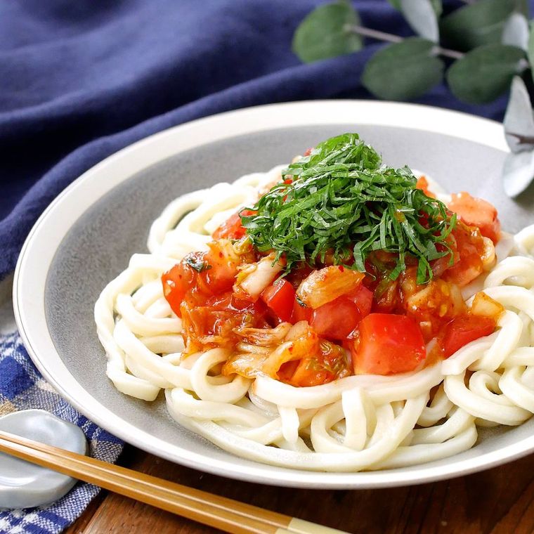 丸い器に盛り付けたトマトキムチだれの冷やしうどん