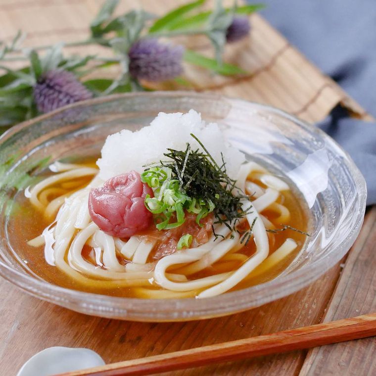 ガラスの器に盛り付けた梅おろしの冷やしうどん