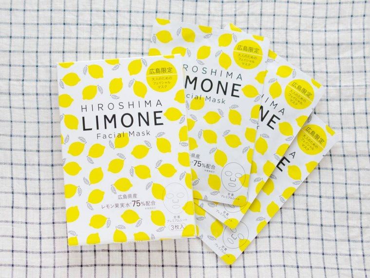 しま商店の広島リモーネフェイシャルマスクをパッケージから出して並べている様子