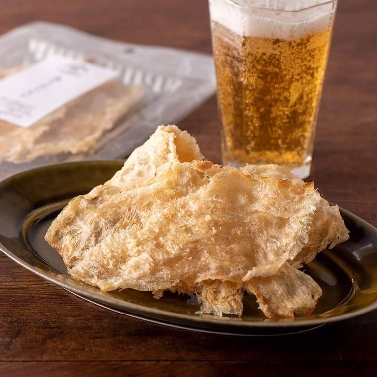 ビールが添えられた炙りエイヒレ