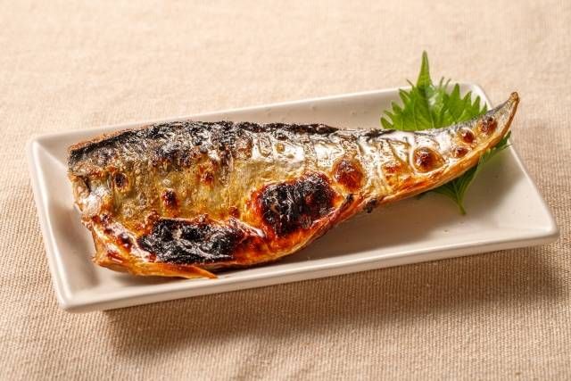 器の上に焼いたさばが置かれている