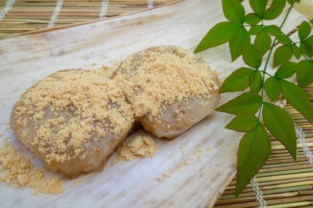 きな粉がかかった半夏生餅