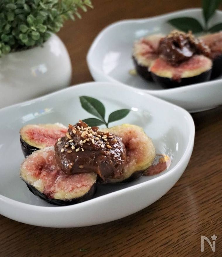 白の皿に盛られたいちじく田楽