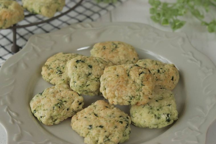 お皿の上にほうれん草のクッキーがのっている