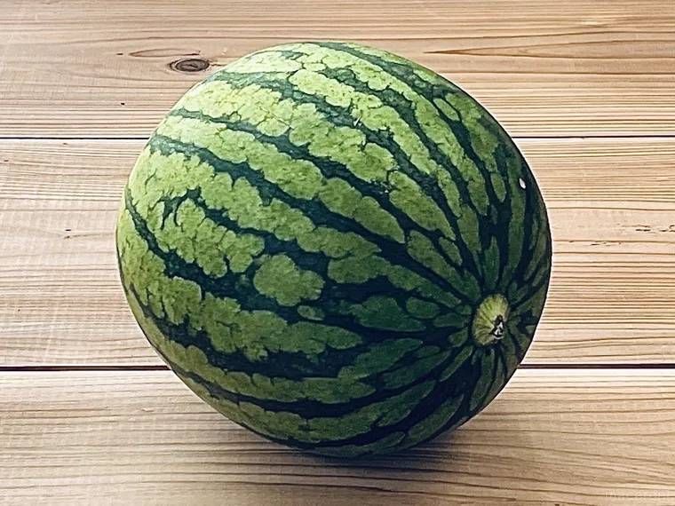 テーブルの上にまるごとのスイカが置かれている