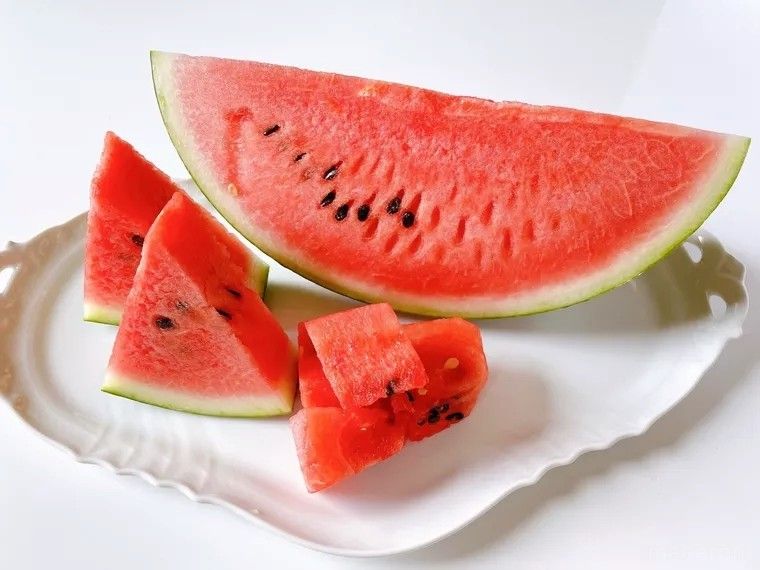 白い皿に盛られたスイカ