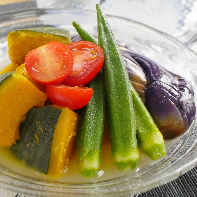 ガラス皿に盛り付けた夏野菜の炊き合わせ