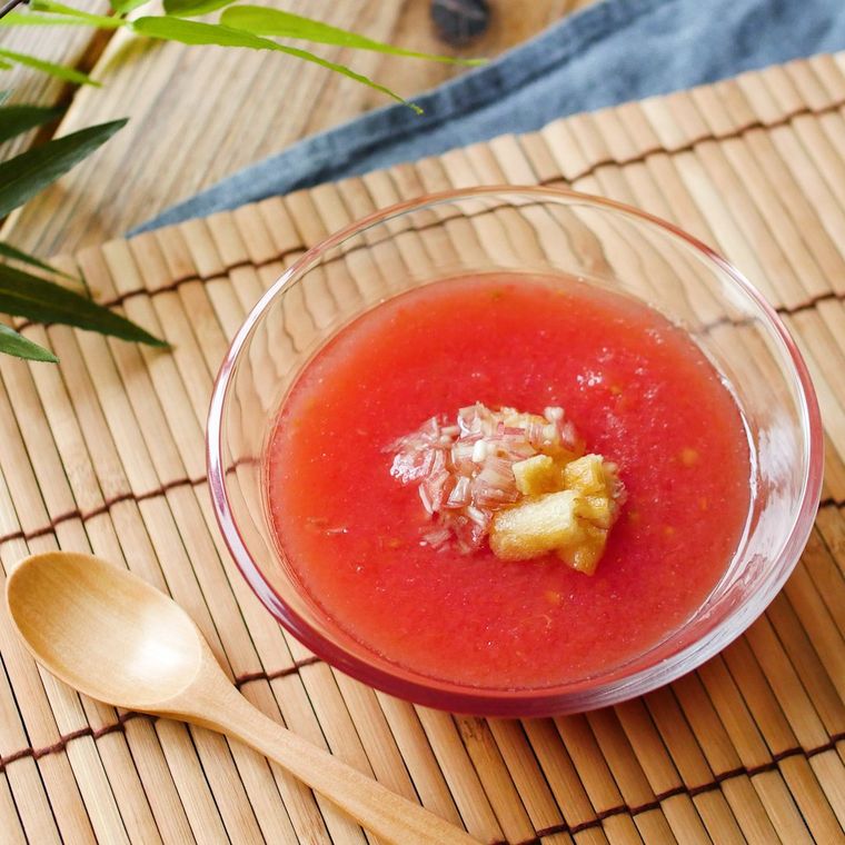 ガラスの器に盛り付けたトマトのすり流し汁