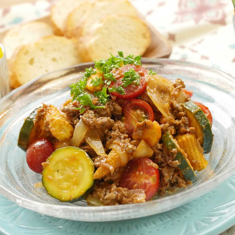 ガラス皿に盛り付けた冷製ハッシュドビーフ風