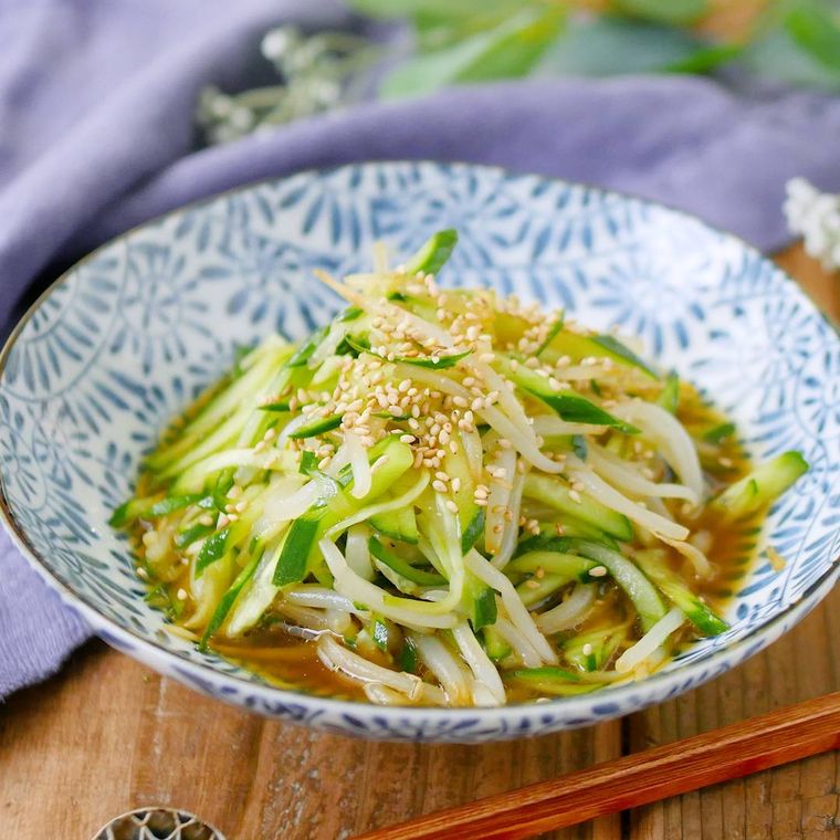 和食器に盛り付けたもやしときゅうりの中華和え