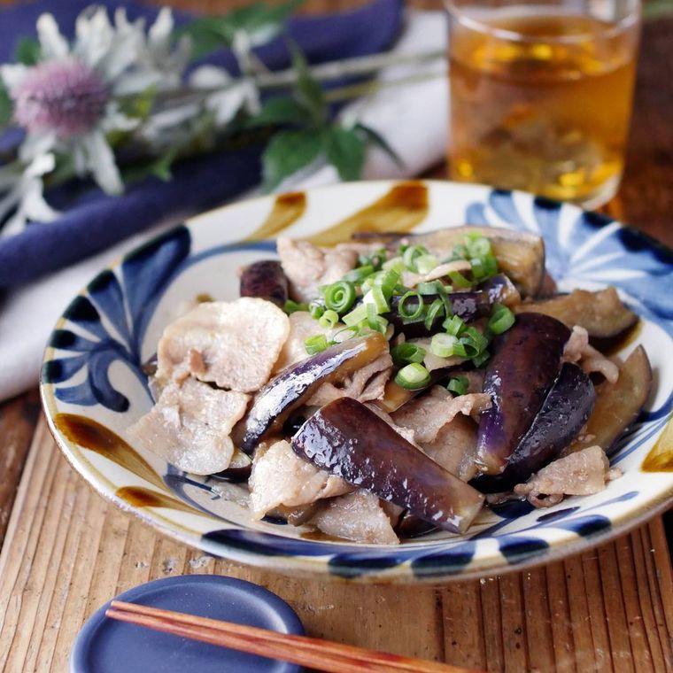 柄物の皿に盛り付けられた豚肉となすのポン酢炒め