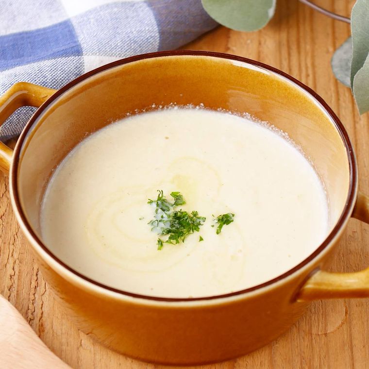 両手皿に入った絹豆腐のポタージュ