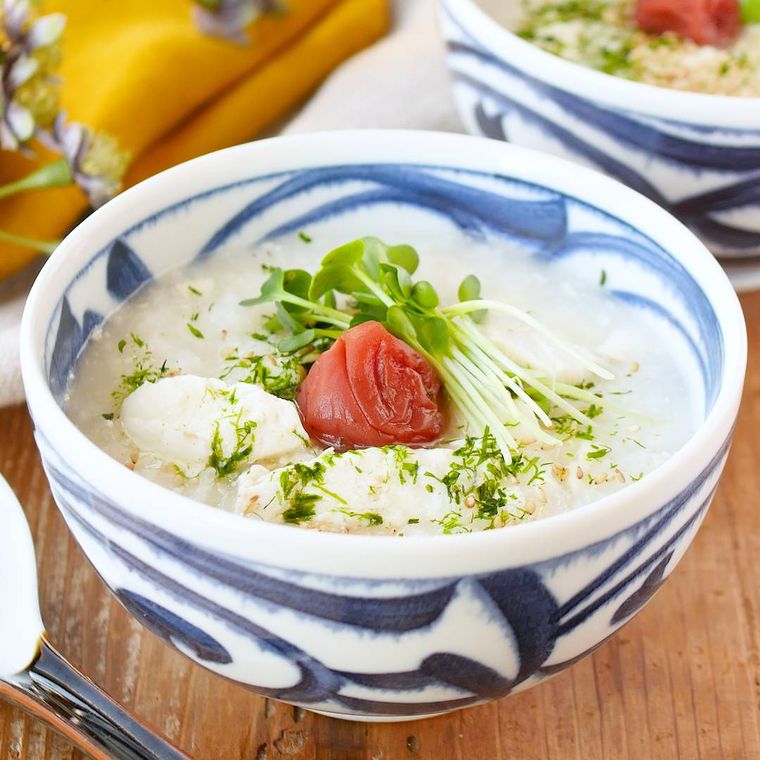 どんぶりに盛り付けた白だしで作る豆腐粥