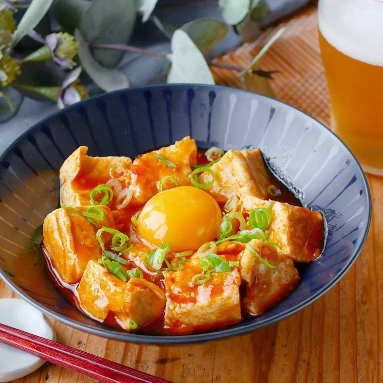 黒い器に盛り付けた絹豆腐ユッケ