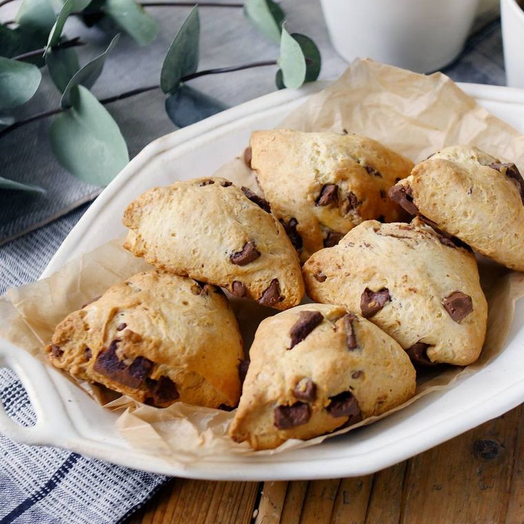 ホットケーキミックスと絹豆腐で作ったチョコスコーンが白い皿に盛り付けられているところ