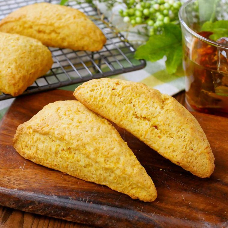 ホットケーキミックスとヨーグルトで作ったにんじんスコーンがボードに盛り付けられているところ