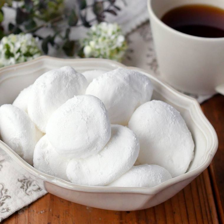 手作りマシュマロがたっぷり入っている白い器