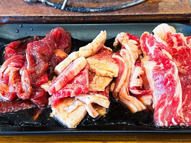 お皿に盛られた漬けカルビ、トロカルビ、ヤングカルビの3種盛り