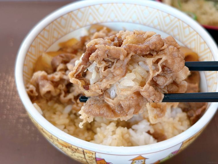 お箸で持ち上げている牛丼ランチコンボ