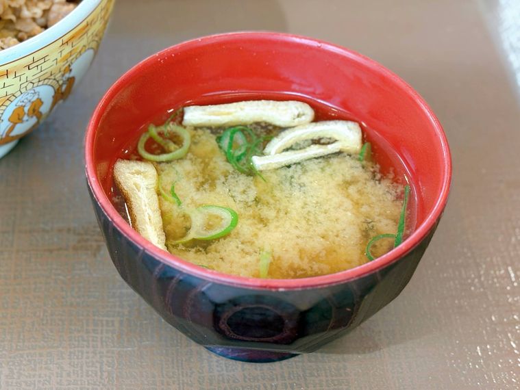お椀に入った牛丼ランチコンボのみそ汁