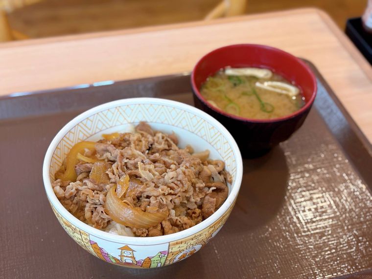茶色のトレーに並べられた牛丼ランチコンボ