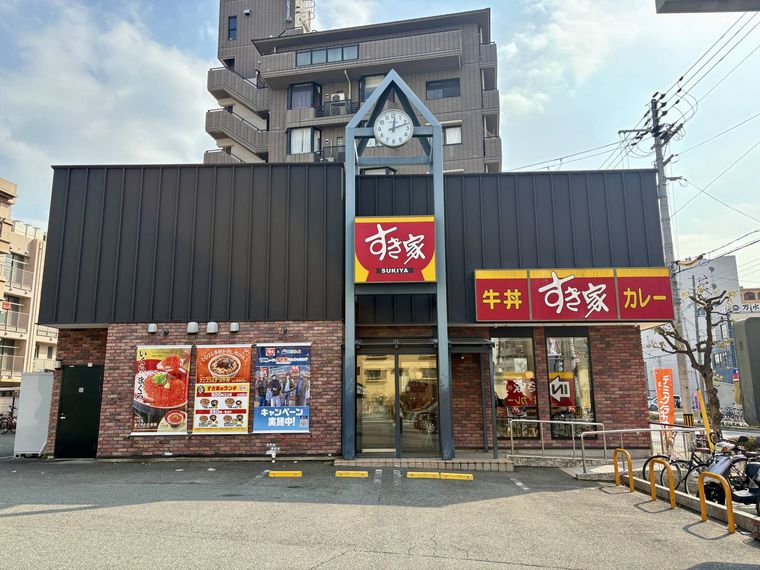 レンガ調の壁に赤と黄色の看板がかかったすき家の外観