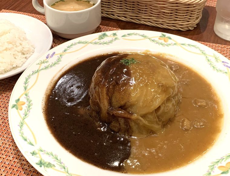 2種類のソースがかかったグリルマルヨシの特製ロールキャベツ定食