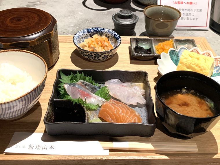 昆布締めの刺身やだし巻き玉子、塩昆布がお盆にのっただし処 船場山本の昆布締め御膳