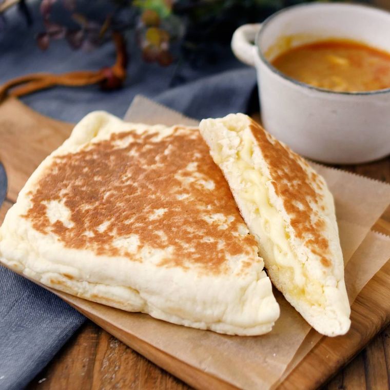 ホットケーキミックスで作った発酵なしチーズナンがカッティングボードに盛り付けられている