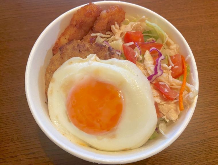 目玉焼きとハンバーグ、ハッシュドポテトとサラダを盛り付たロコモコ丼