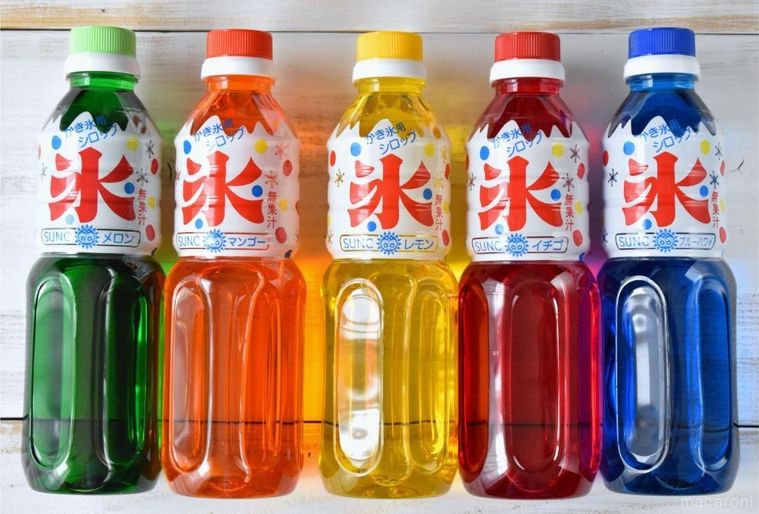 テーブルに並べた5種のかき氷シロップ