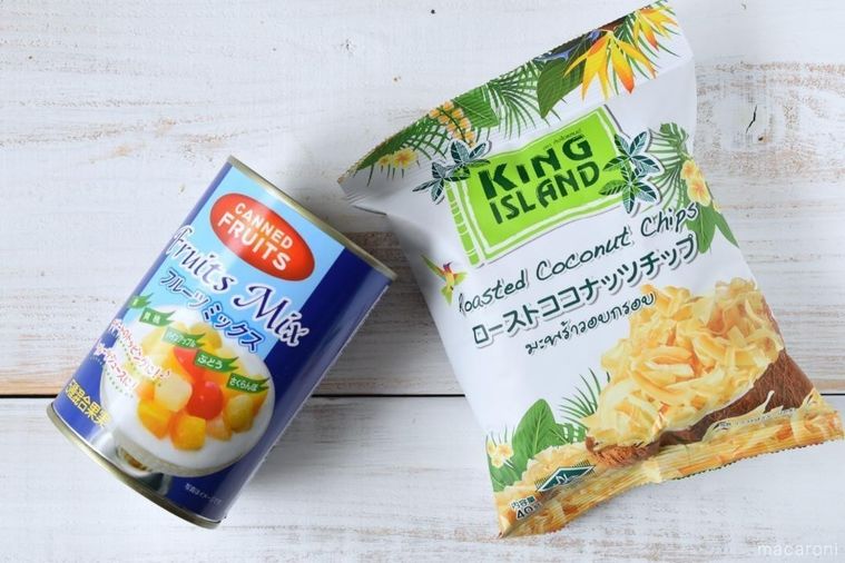 フルーツミックス缶とローストココナッツチップのパッケージ