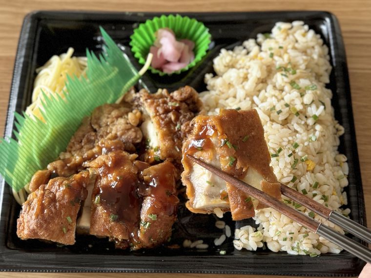 まいばすけっと油淋鶏鶏だしごはん弁当の箸持ち上げ