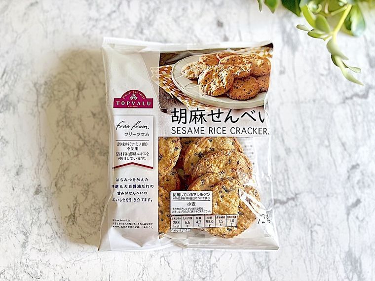 まいばすけっとの胡麻せんべいのパッケージ