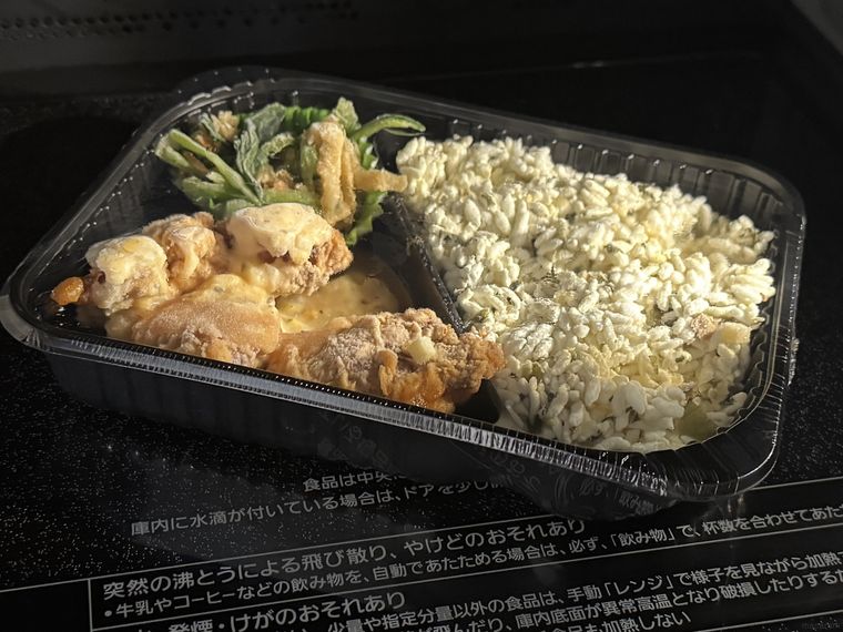 トップバリュチキン南蛮と高菜ごはんを温めている様子