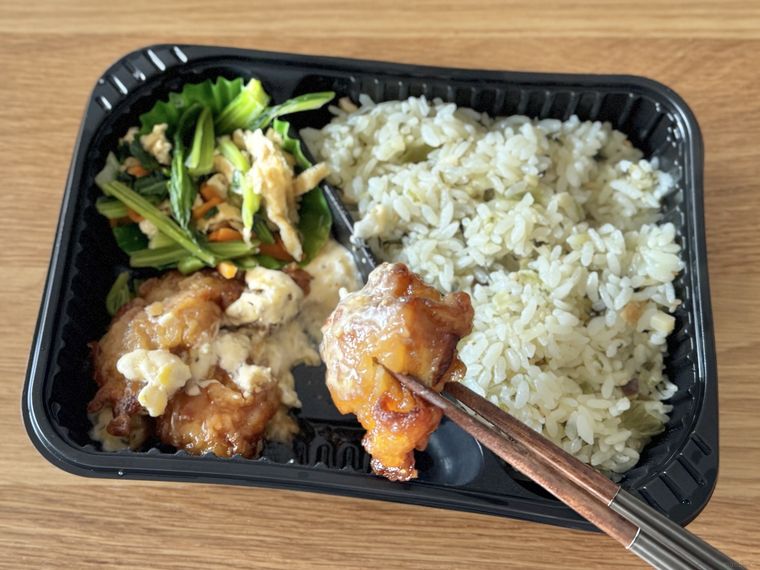 トップバリュチキン南蛮と高菜ごはんの箸持ち上げ