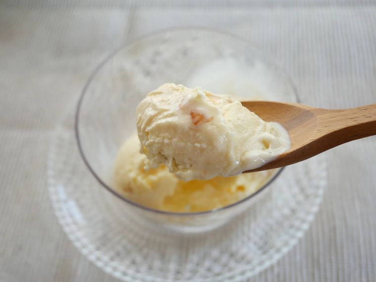 木のスプーンでアイスクリームをすくった様子