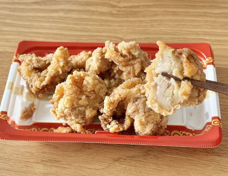 まいばすけっと若鶏のモモ肉の唐揚げの箸持ち上げ