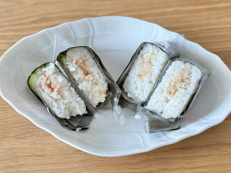 半分に切ったまいばすけっとの焼き鮭とツナマヨネーズのおにぎり