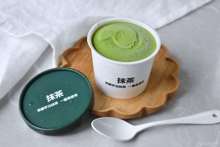 フタを開けてテーブルに置いた抹茶アイス