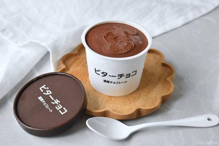 フタを開けてテーブルに置いたビターチョコアイス