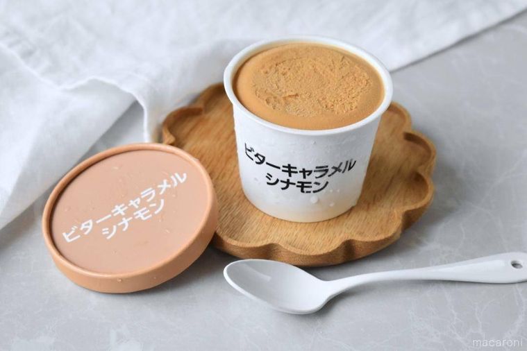 フタを開けてテーブルに置いたビターキャラメルシナモンアイス